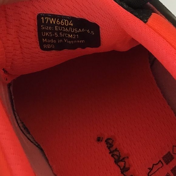 Vibram Black and Red Five Fingers - Picture 10 of 12